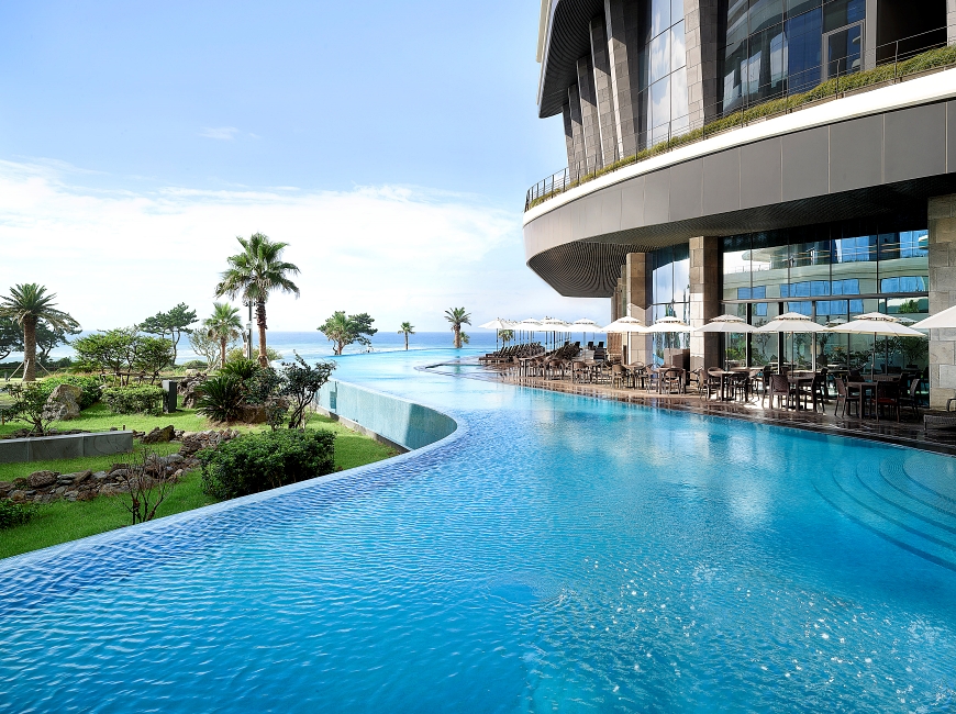 Parnas Hotel Jeju vs The Shilla Jeju 夏季泳池比較縮圖