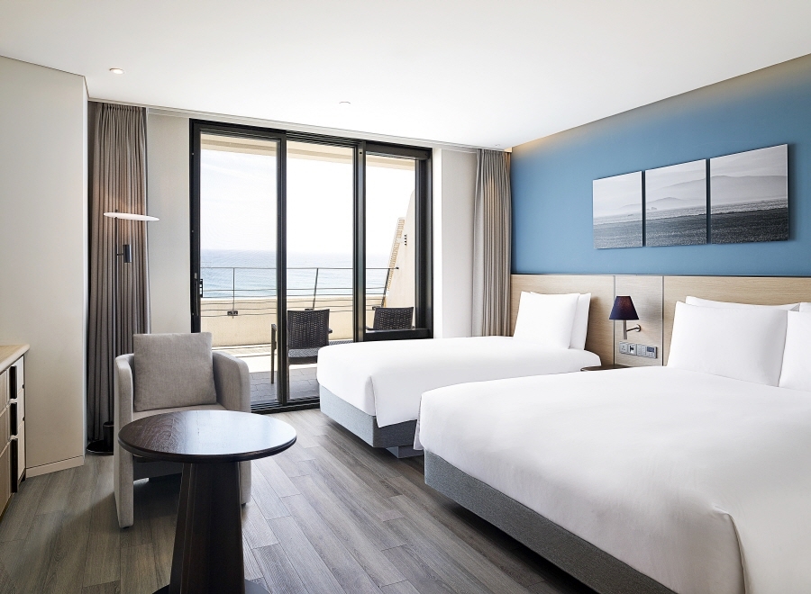 Parnas Hotel Jeju Deluxe Family room with Single and Double beds